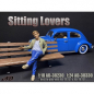 Preview: American Diorama 38230 Sitting Lovers Sitzender Mann 1:18 Figur 1/1000