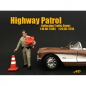 Preview: American Diorama 77464 Highwy Patrol US Polizei - Polizist sammelt Pylonen 1/1000 1:18
