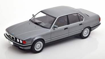 MCG BMW 740i 7er E32 1992 graumetallic 1:18 Modellauto 18161