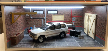 Garage Diorama mit kompletter Inneneinrichtung + Werkzeug 1:18 Schaukasten inkl. LED-Beleuchtung Vitrine