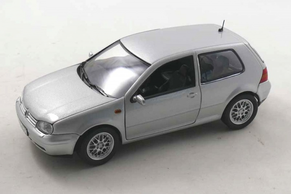 Revell VW Golf IV GTI 1997 silber 1:18 limitiert 1/700 Modellauto