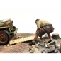 Preview: American Diorama 18012 Mechaniker Crew Figur offroad camel trophy Nr.2 1:18 limitiert 1/1000