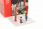 Preview: American Diorama rote Hebebühne + Mechaniker Figur 1:64 2-postlift + figure