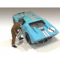 Preview: American Diorama 76288 Raceday 1 Mechaniker mit Benzinkanister 1:18 Figur 1/1000 limitiert