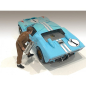 Preview: American Diorama 76388 Raceday 1 Mechaniker mit Benzinkanister 1:24 Figur 1/1000 limitiert