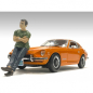Preview: American Diorama 76290 Car Meet 2 Mann sitzend 1:18 Figur 1/1000 limitiert
