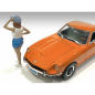 Preview: American Diorama 76291 Car Meet 2 Mann Stehende Frau mit Cappy 1:18 Figur 1/1000 limitiert