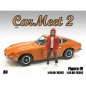 Preview: American Diorama 76392 Car Meet 2 Mann mit roter Jacke 1:24 Figur 1/1000 limitiert
