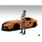 Preview: American Diorama 76332 Car Meet 3 Figur VII 1:18 stehende Frau mit grauem Top limitiert 1/1000