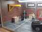 Preview: Garage Diorama mit kompletter Inneneinrichtung + Werkzeug 1:18 Schaukasten inkl. LED-Beleuchtung Vitrine