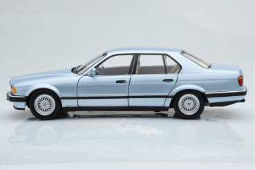 Minichamps 100023008 BMW 730i E32 1986 hell blau metallic 1:18 Modellauto