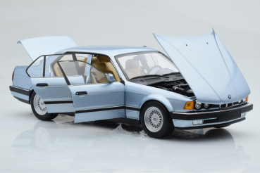 Minichamps 100023008 BMW 730i E32 1986 hell blau metallic 1:18 Modellauto