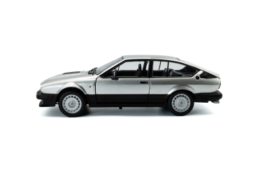 Alfa Romeo GTV6 1984 silber 1:18 - Solido 421186543 Modellauto