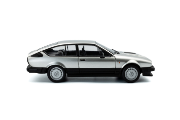 Alfa Romeo GTV6 1984 silber 1:18 - Solido 421186543 Modellauto
