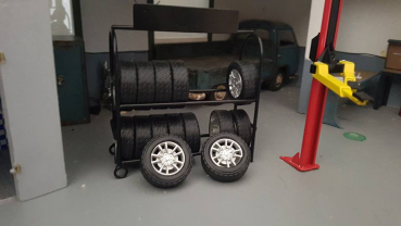 American Diorama 77518 Zubehör - 1:18 Scale Metal Tire Rack inkl. Wheels and tyres
