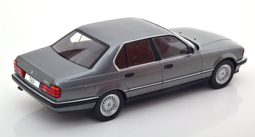 MCG BMW 740i 7er E32 1992 graumetallic 1:18 Modellauto 18161