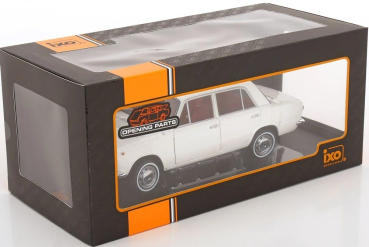 IXO Fiat 124 1:18 white 1970 Limousine 1600 Modelcar Oldimer