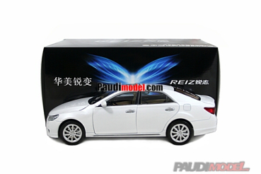 Paudi Toyota Reiz 2010 weiss 1:18