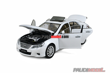 Paudi Toyota Reiz 2010 weiss 1:18