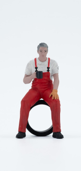 Atlantic 1:18 Figur Nick Mechaniker sitzt auf Reifen für Modellbau Diorama