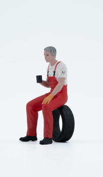 Preview: Atlantic 1:18 Figur Nick Mechaniker sitzt auf Reifen für Modellbau Diorama