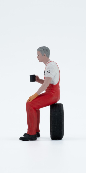 Preview: Atlantic 1:18 Figur Nick Mechaniker sitzt auf Reifen für Modellbau Diorama