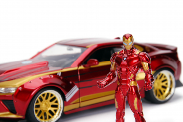 Jada Toys 253225003 Marvel Ironman Figur + 2016 Chevy Camaro SS 1:24 Modellauto