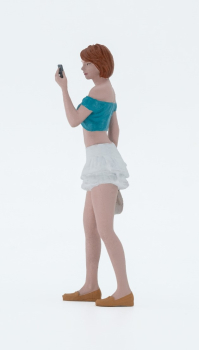 Atlantic 1:18 Figur Ada frau mit weissem Minirock und Smartphone Modellbau Diorama