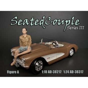 American Diorama 38317 Seated Couple Series 3 sitzender Mann - 1:24 Figur 1/1000