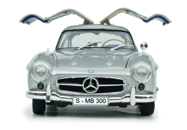 Preview: Mercedes Benz 300SL Flügeltürer W198 silber 1:18 Schuco 450045200 Modellauto