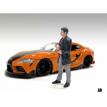 American Diorama 76328 Car Meet 3 Figur III 1:18 stehender Mann mit Mantel limitiert 1/1000