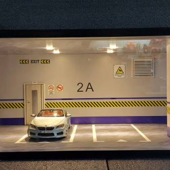 Acryl Vitrine Parkaus Diorama Parkplatz Gebäude 1:18 30107