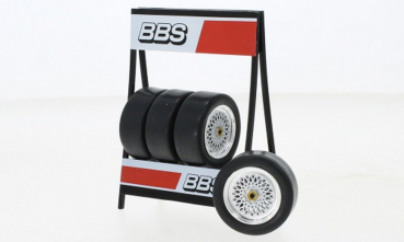 IXO BBS Radsatz (4 Felgen mit Reifen) mit Reifenregal 1:18 Diorama