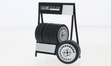 IXO OZ Racing Compomotive Radsatz (4 Felgen mit Reifen) mit Reifenregal 1:18 Diorama