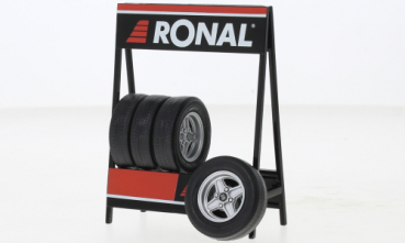 IXO Ronal X Radsatz (4 Felgen mit Reifen) 32mm mit Reifenregal 1:18 Diorama