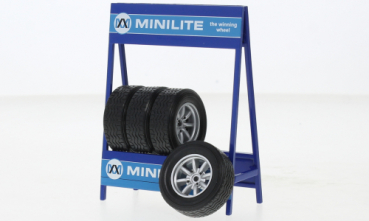 IXO Minilite Radsatz (4 Felgen mit Reifen) 32mm mit Reifenregal 1:18 Diorama