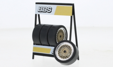 IXO BBS Radsatz (4 Felgen mit Reifen) 35mm mit Reifenregal 1:18 Diorama