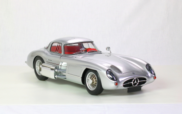 Mercedes-Benz 300 SLR Coupe Uhlenhaut model kit 1:8 Legrand Collection