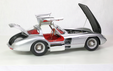 Mercedes-Benz 300 SLR Coupe Uhlenhaut model kit 1:8 Legrand Collection