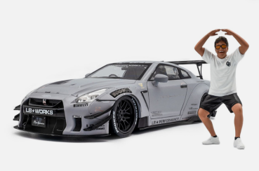 Nissan GT-R R35 grey with figure 1:18 Modelcar Solido 421186583
