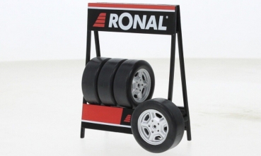 IXO Ronal Radsatz (4 Felgen mit Reifen) 33mm mit Reifenregal 1:18 Diorama