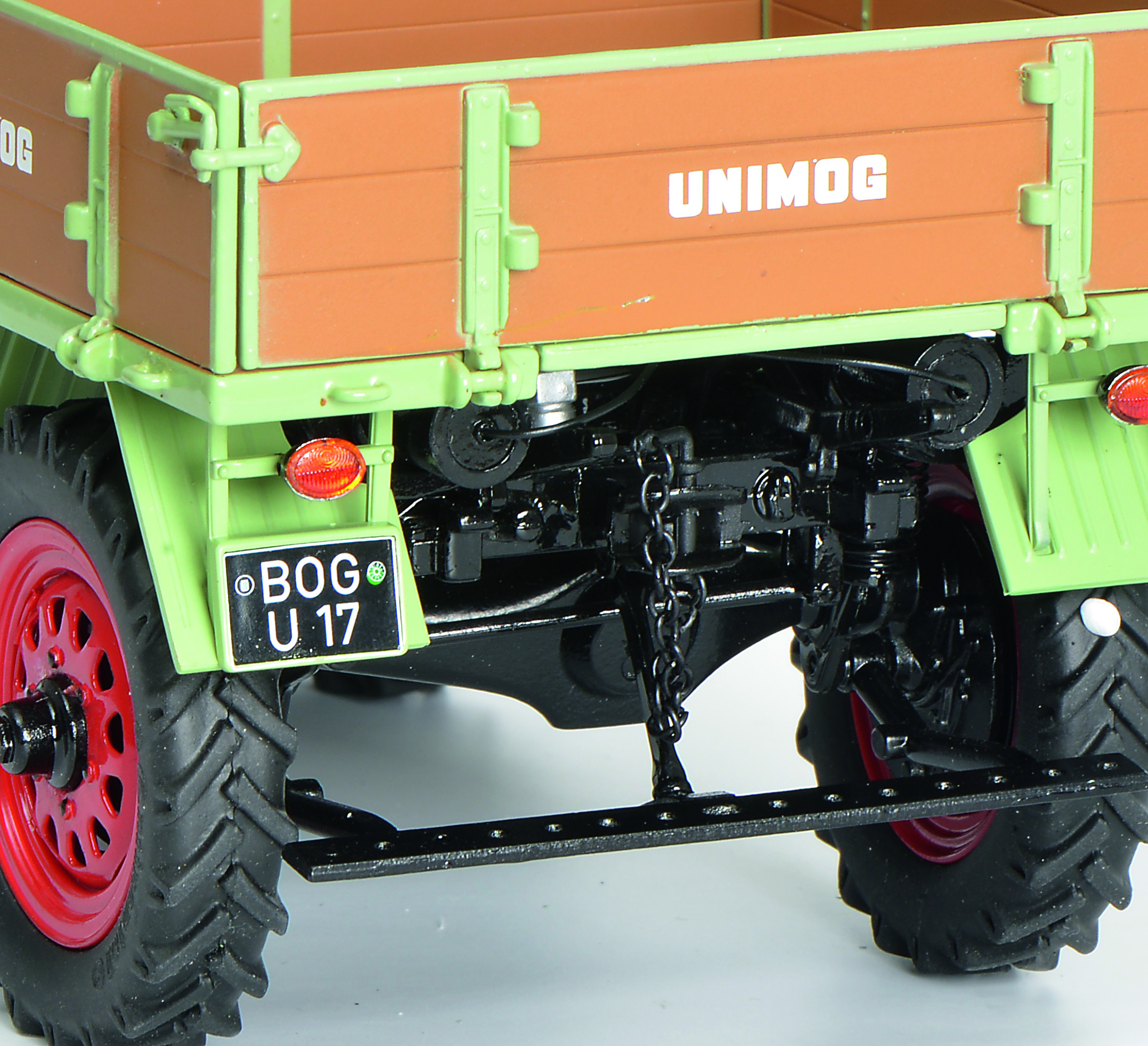 Mercedes-Benz Unimog 1:18 grün mit Wildschwein