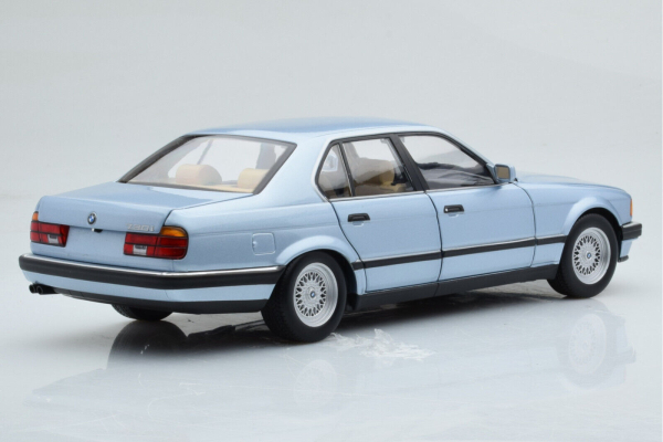 Minichamps 100023008 BMW 730i E32 1986 hell blau metallic 1:18 Modellauto
