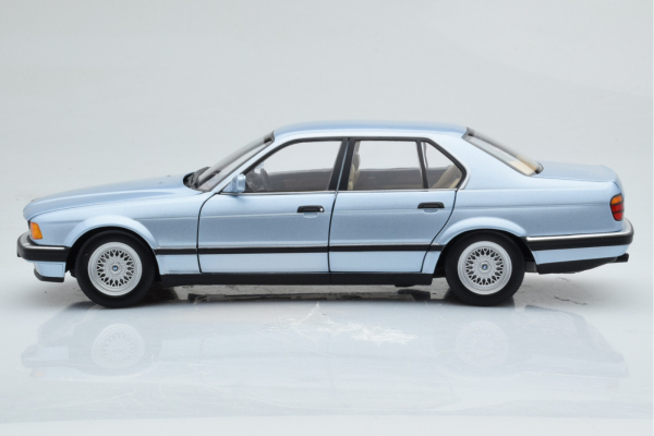 Minichamps 100023008 BMW 730i E32 1986 hell blau metallic 1:18 Modellauto