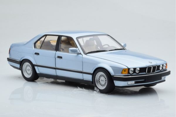 Minichamps 100023008 BMW 730i E32 1986 hell blau metallic 1:18 Modellauto
