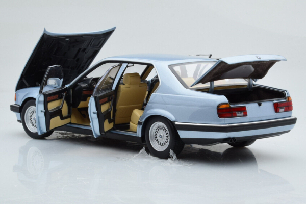 Minichamps 100023008 BMW 730i E32 1986 hell blau metallic 1:18 Modellauto