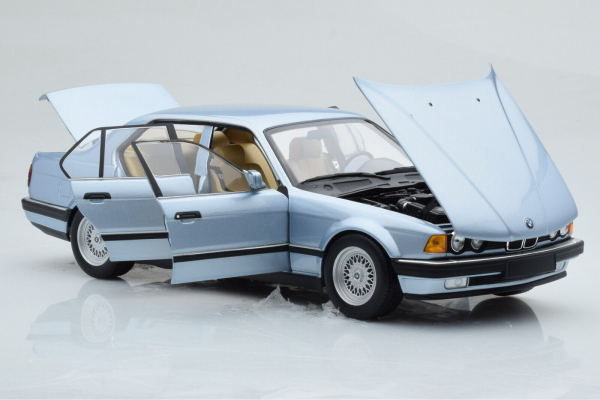 Minichamps 100023008 BMW 730i E32 1986 hell blau metallic 1:18 Modellauto