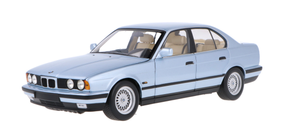 Minichamps 100024007 BMW 535i E34 1988 hell blau metallic 1:18 Modellauto