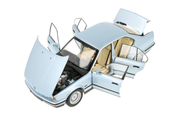 Minichamps 100024007 BMW 535i E34 1988 hell blau metallic 1:18 Modellauto