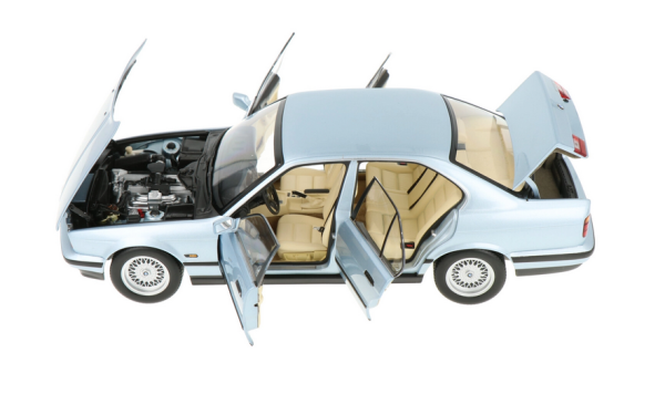 Minichamps 100024007 BMW 535i E34 1988 hell blau metallic 1:18 Modellauto
